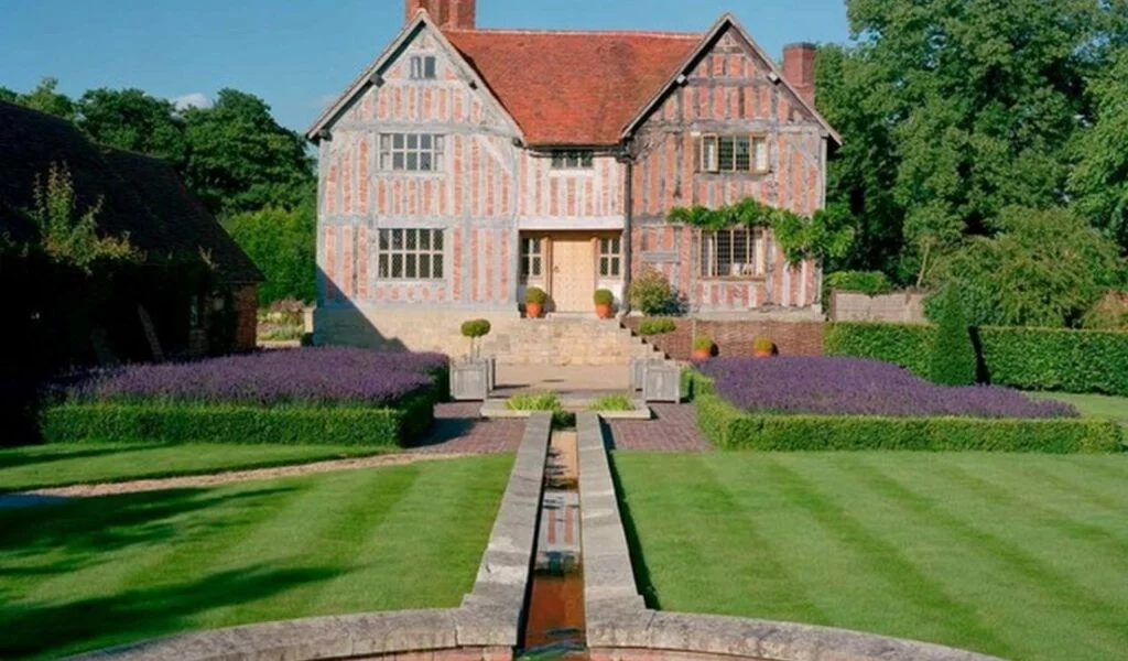 Interesting Peep into a Tudor House Design: An Off-Grid Experience Landscaping