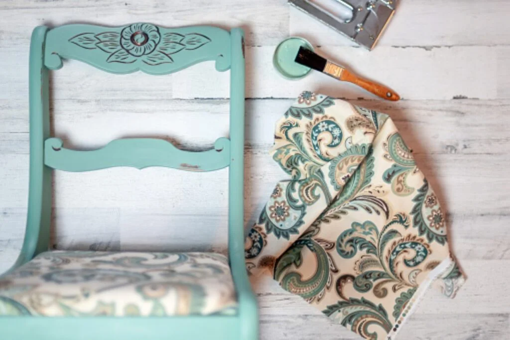 Interesting Peep into a Country House Design: An Off-Grid Experience Distressed Paints