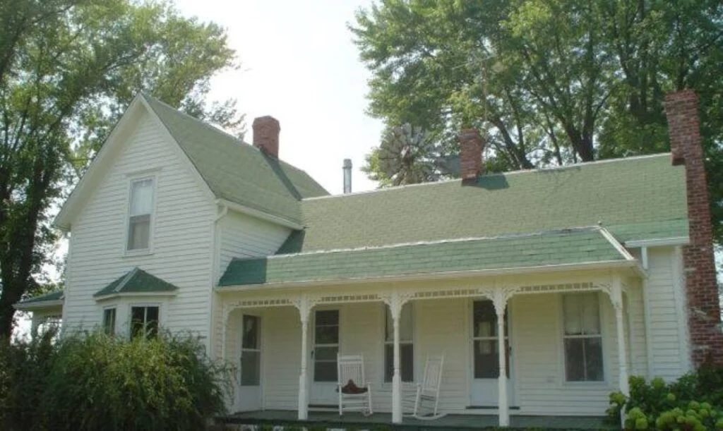 Interesting Peep into a Country House Design: An Off-Grid Experience Farmhouse