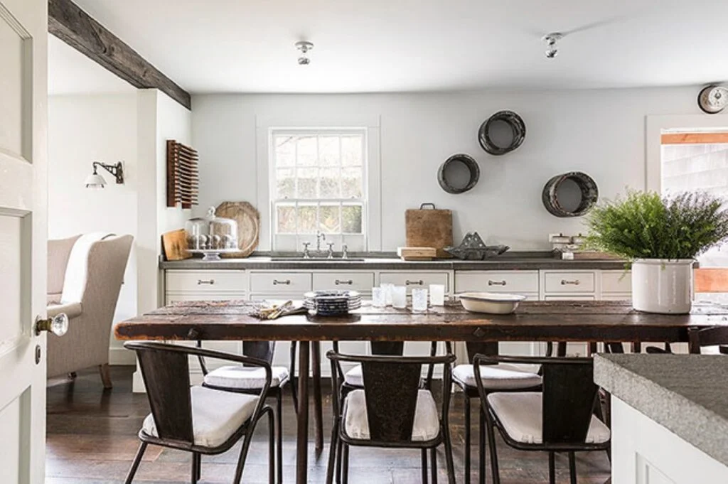 Interesting Peep into a Country House Design: An Off-Grid Experience Accessorize Minimally