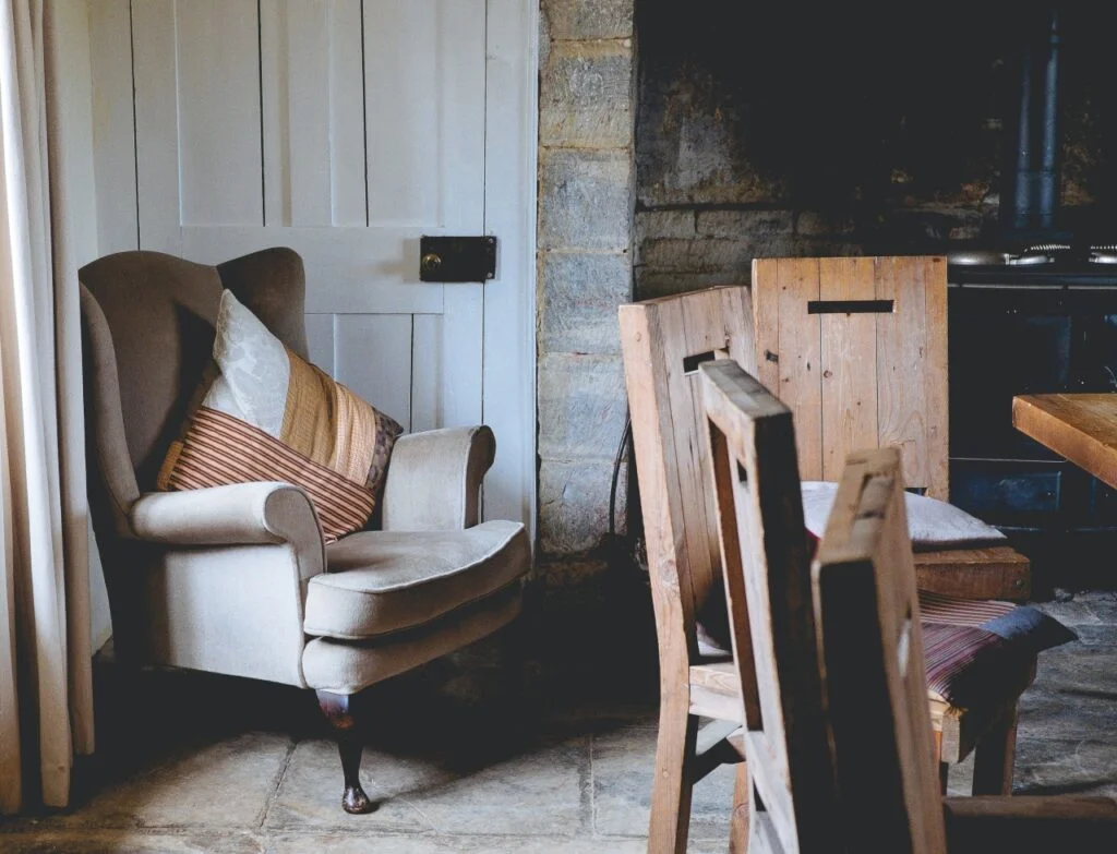 Interesting Peep into a Country House Design: An Off-Grid Experience Rustic Furnishings