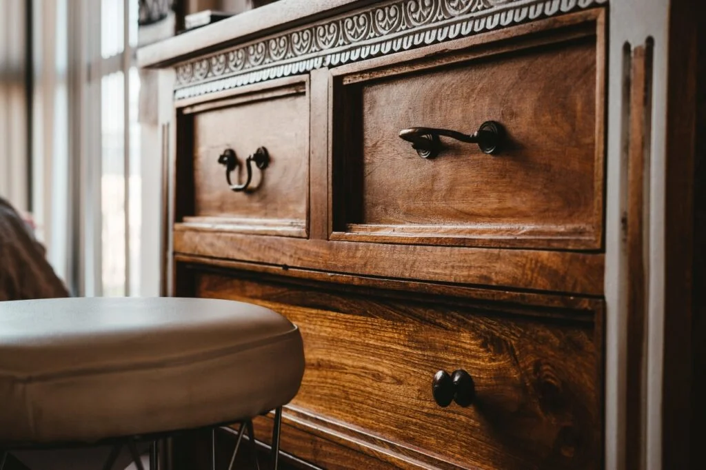 Interesting Peep into a Country House Design: An Off-Grid Experience Vintage Pieces