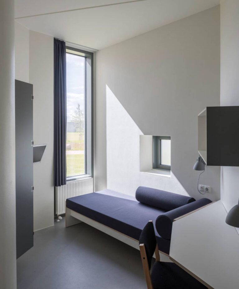 prison architect luxury cell design