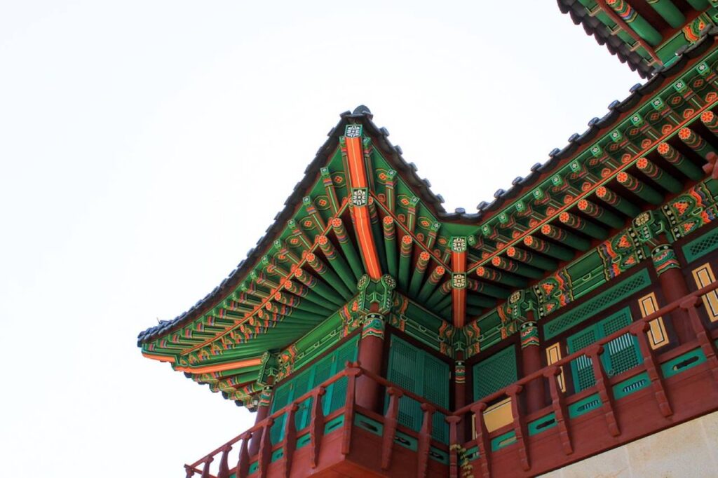 Daebak Korean Architecture: Absolute Traditional Beauties Of South Korea Traditional/ old South Korean architecture includes structures and buildings from the Neolithic 7th century, the Three-kingdoms of Korea, Goryeo, Joseon, Japanese Occupation, and the Korean war. Korean Architecture,South Korean architecture,architectural styles,design