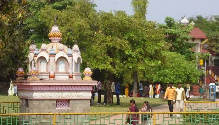 Exploring the City's Vibrant Parks: Pune's Urban Nature Wonders Pune is also home to some of the most beautiful gardens and parks. These areas of natural beauty provide a much-needed respite from the hustle and bustle of city life and are a great spot for locals and tourists alike to recharge and relax. From sprawling botanical gardens to tranquil zen gardens, Pune has something to offer every visitor.&nbsp; Parks